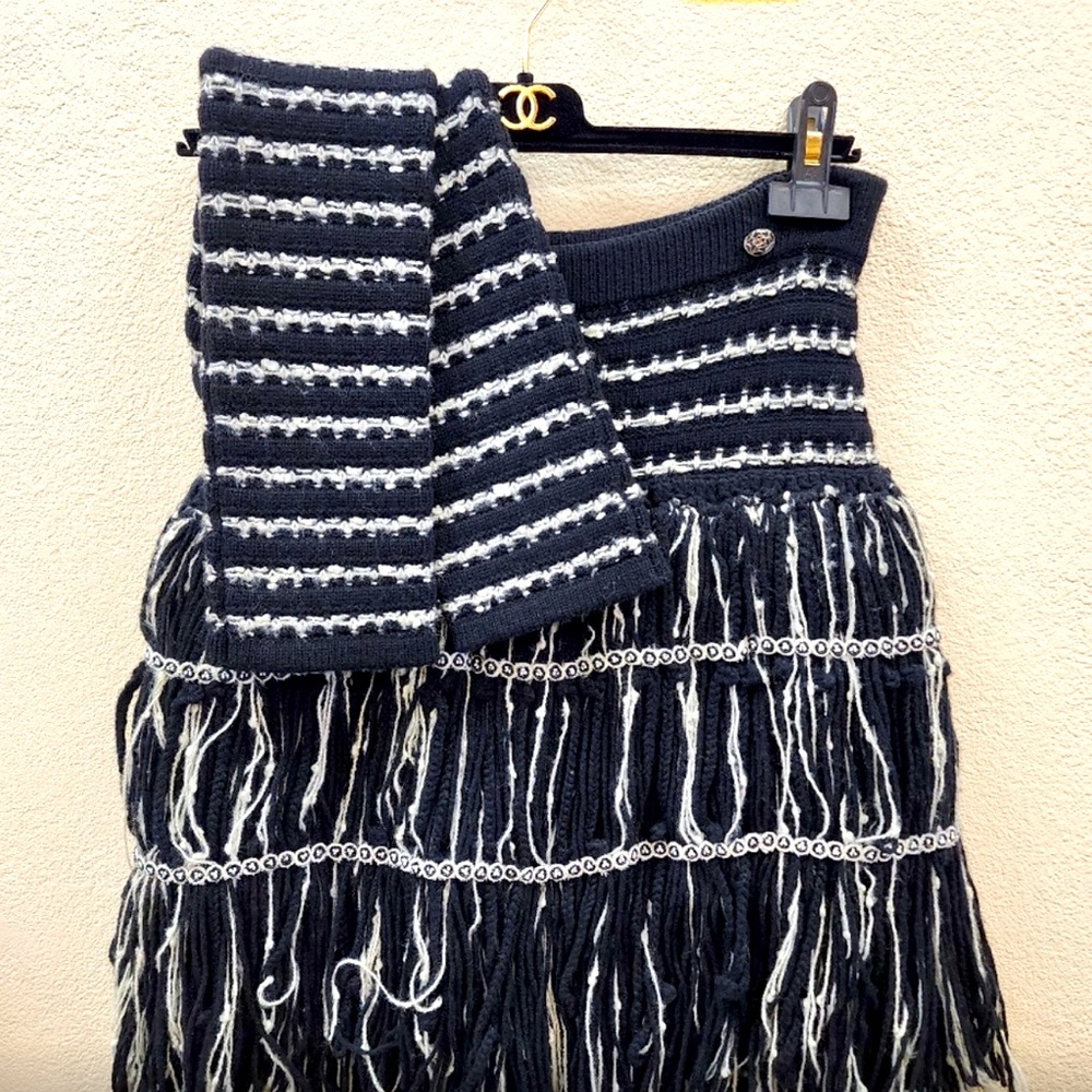 Auth CHANEL Arctic Ice Black and White Striped ARM warmers ❤️and  skirt